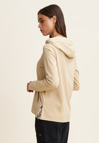 Freddy CON CAPPUCCIO ANIMALIER E ZIP FRONTALE - Sudadera con cremallera - irish cream zebra animalier