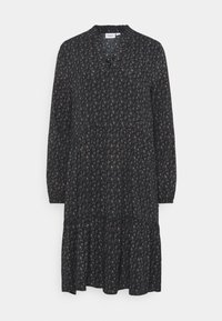 Černé květinové šaty s dlouhými rukávy, které mají vrstvený design, výstřih do V a malé barevné květinové vzory po celém povrchu.