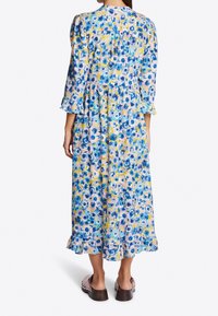 Kwiecista sukienka maxi z rękawami do połowy łokcia, pastelowe niebieskie i żółte kwiaty na jasnym tle, elastyczna talia, falbaniasty dół.