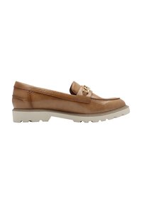 Mocassins en cuir marron à fini texturé, avec un accent en métal doré et une semelle épaisse beige contrastante.