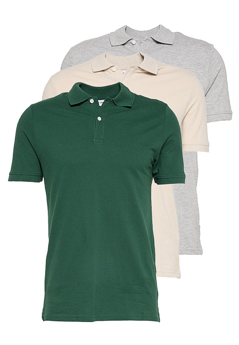 Trois polos en vert, beige et gris clair. Chaque chemise possède un col, des manches courtes et est fabriquée en coton lisse.