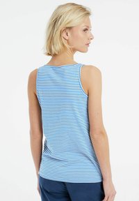 Canotta a righe in blu chiaro e bianco, materiale in cotone, scollatura a girocollo, vestibilità morbida, design racerback, orlo semplice, texture morbida.