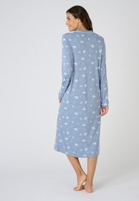Vestito da notte a maniche lunghe in tessuto azzurro chiaro con motivo di uccelli. Morbido al tatto, design fino al ginocchio, con scollo rotondo e maniche senza cuciture.