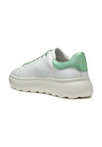 Baskets en cuir blanc avec des accents verts, bout rond, panneau arrière texturé, lacets plats et semelle épaisse rembourrée.