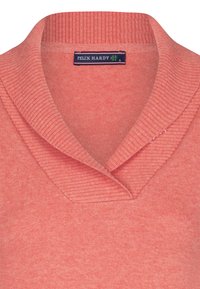 Koraalkleurige gebreide pullover met een geribde sjaalkraag. Beschikt over een zachte textuur en een subtiel gemêleerd patroon. Etiket leest "FELIX HARDY."