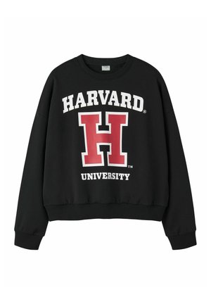 Mustand, millel on valge ja punane tekst "HARVARD" ja "UNIVERSITY". Omab ümmargust kaelust ning ribaga varruka- ja alumiste servade lõpetusi.