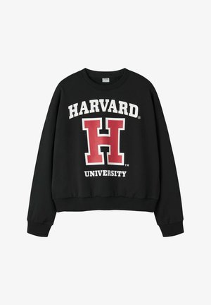 Mustand, millel on valge ja punane tekst "HARVARD" ja "UNIVERSITY". Omab ümmargust kaelust ning ribaga varruka- ja alumiste servade lõpetusi.