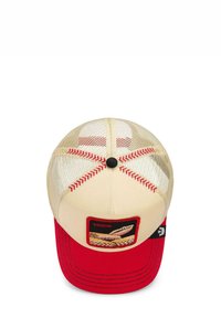 Gorra de béisbol roja y beige con parte trasera de malla, que presenta un parche cuadrado con un gráfico de serpiente. Costuras y botón en la parte superior en contraste.