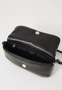 Tommy Jeans PILLOW FLAP CROSSOVER - Cross body bag - black