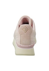 Zapatillas de ante rosa con un diseño de punto texturizado, que cuentan con un acento de logo dorado, una lengüeta blanda en el talón y una suela ligera y acolchada.