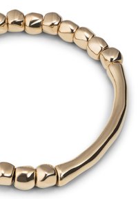 Bracelet de couleur or avec des perles rondes et allongées à la finition polie, mettant en valeur une surface lisse et réfléchissante ainsi qu'un design courbé.