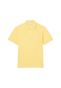 Polo gialla realizzata in tessuto strutturato, con patta con bottoni, colletto piatto e logo a diamante ricamato sul petto.