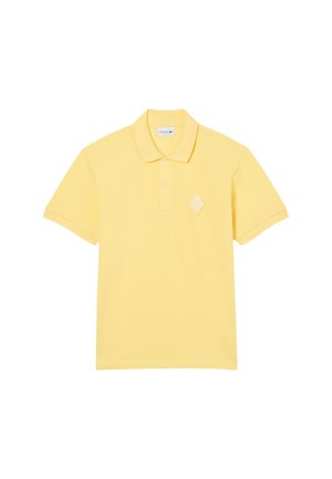 Polo gialla realizzata in tessuto strutturato, con patta con bottoni, colletto piatto e logo a diamante ricamato sul petto.