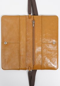 Brązowy skórzany portfel z zamykaną na zamek kieszonką i wieloma miejscami na karty. Gładka tekstura z błyszczącym wykończeniem i plecionym detalem na pasku.