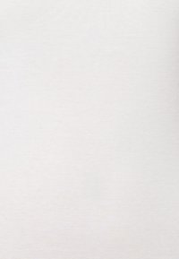 Hvitt bomullsstoff med en jevn tekstur, jevnt vevd, uten synlige mønstre eller design. Passer for uformell bruk eller lag-på-lag.