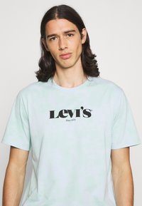 Levi's® RELAXED FIT GRAPHIC TEE - Camiseta básica - light blue