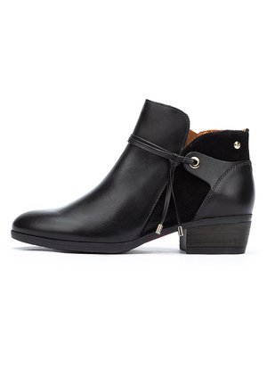 Bottine en cuir noir avec une finition lisse, une découpe sur le côté, un laçage décoratif et un petit talon en bois. Accentuée d'un œillet en métal.