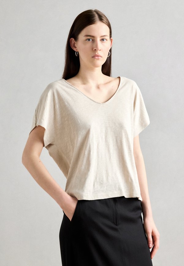 V NECK SHORT SLEEVE - Basic T-shirt - silky stone