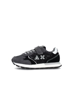 Sneaker nera e grigia con accenti in suede e tessuto lucido. Presenta un cinturino in Velcro, suola testurizzata e dettagli geometrici bianchi nel logo.