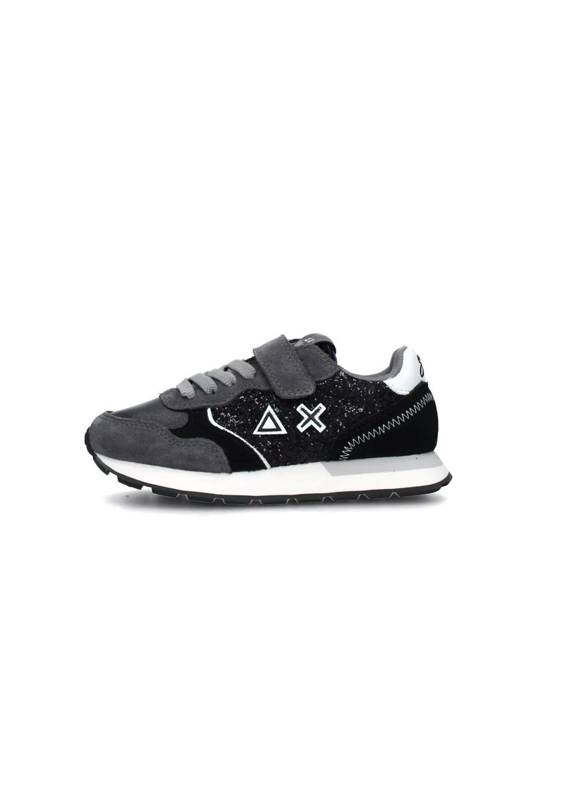 Sneaker nera e grigia con accenti in suede e tessuto lucido. Presenta un cinturino in Velcro, suola testurizzata e dettagli geometrici bianchi nel logo.