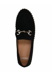 Zwarte suède loafers met gouden kettingaccent, ronde neus en contrasterende witte stiksels. Glad interieur en lichtgewicht ontwerp.
