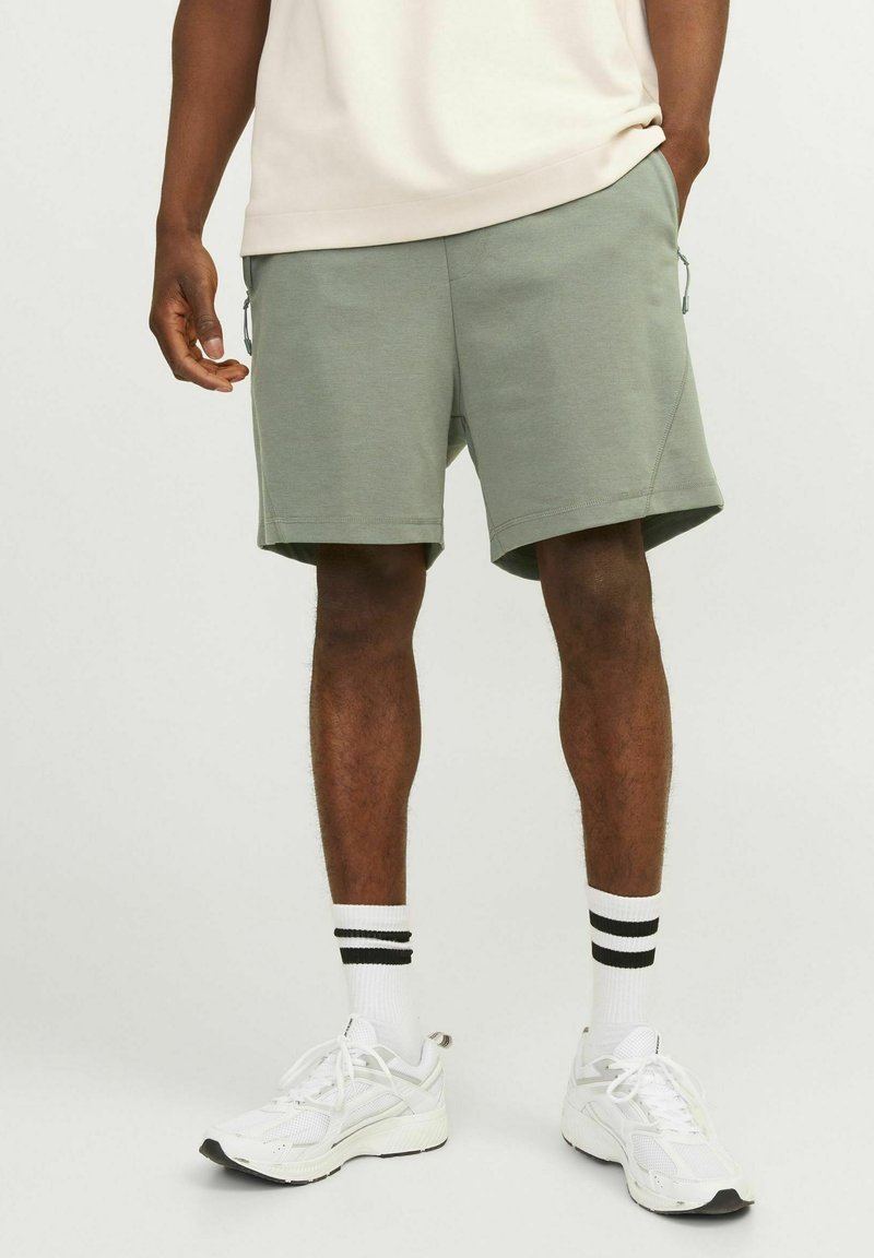 Jack & Jones REGULAR FIT - Pantaloni scurți - agave green