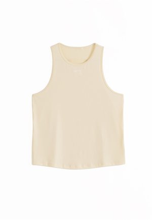 Top court beige sans manches avec encolure arrondie et petit logo blanc centré près du col sur fond blanc uni.