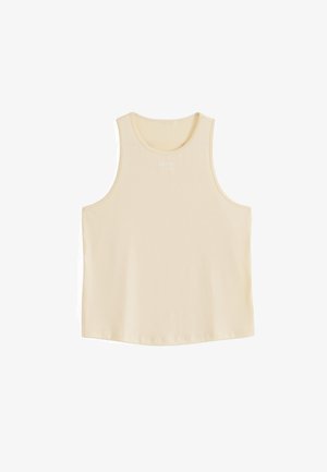 Top court beige sans manches avec encolure arrondie et petit logo blanc centré près du col sur fond blanc uni.
