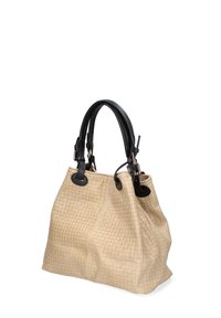 Beige handtas met een gestructureerde textuur en een ruitenpatroon, met zwarte leren handvatten en accenten, en een ruime, zachte bodyontwerp.