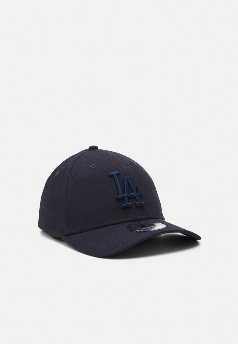 Casquette de baseball bleu marine en tissu, arborant un logo "LA" brodé de la même couleur, une visière courbée et une sangle ajustable à l'arrière.