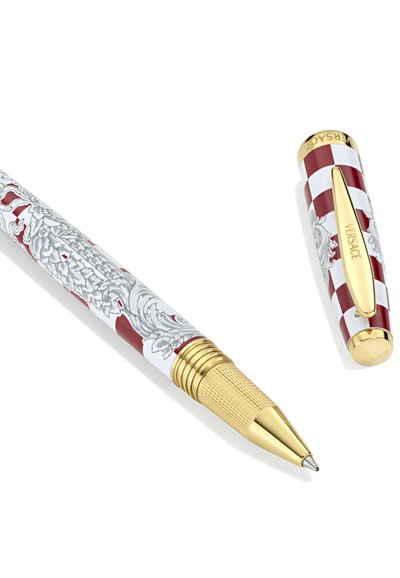 Golyóstoll fehér és piros csíkozott mintával, fémes díszítésekkel, bonyolult szürke mintákkal és bordázott arany fogással. A kupak benne van.