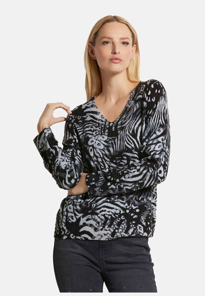 Schwarzer und grauer V-Ausschnitt-Pullover mit langen Ärmeln und gemustertem Tierdruck. Weicher Stoff mit gerippten Bündchen und Saum.