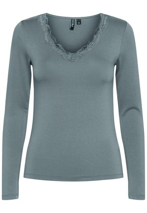 Langarmtop in gedempt teal met een V-hals en decoratieve kantafwerking. Gemaakt van zacht, rekbaar materiaal met een aansluitende pasvorm.