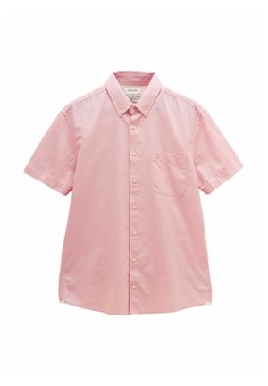 Herrenhellrosa kurzärmeliges Hemd mit Knopfleiste, Button-Down-Kragen und einer einzelnen Brusttasche auf weißem Hintergrund.