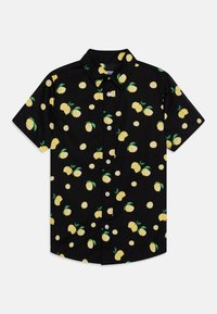 Chemise noire à manches courtes avec boutons, motif de citrons jaunes et tranches de citron avec des feuilles vertes.