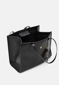 Schwarze Leder-Tragetasche mit rechteckiger Form, ausgestattet mit zwei Griffen, einer Außentasche und goldenen Hardware-Akzenten. Geräumiges Innenleben.