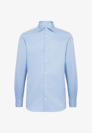 Světle modrá košile s dlouhým rukávem vyrobená z hladkého materiálu; má standardní límec a zapínání na knoflíky, bílé knoflíky jsou podél légy.