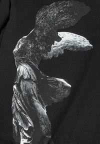 Čierny textil s grafickým potlačou klasickej sochy s krídlami, ktorá zobrazuje zložitosti drapérie a jemné rysy tváre.