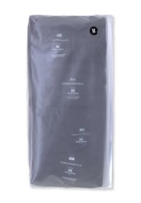 Camiseta de algodón elástico negra empaquetada en una bolsa de plástico transparente. Disponible en talla M, con texto blanco que detalla características e instrucciones de cuidado.
