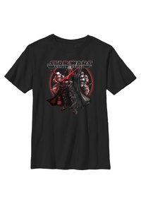 Camiseta negra con un gráfico de tres personajes de Star Wars. El diseño incluye sables de luz rojos y un fondo circular rojo.