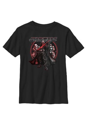 Sort T-shirt med et grafisk design af tre karakterer fra Star Wars. Designet inkluderer røde lyssværd og en cirkulær rød baggrund.