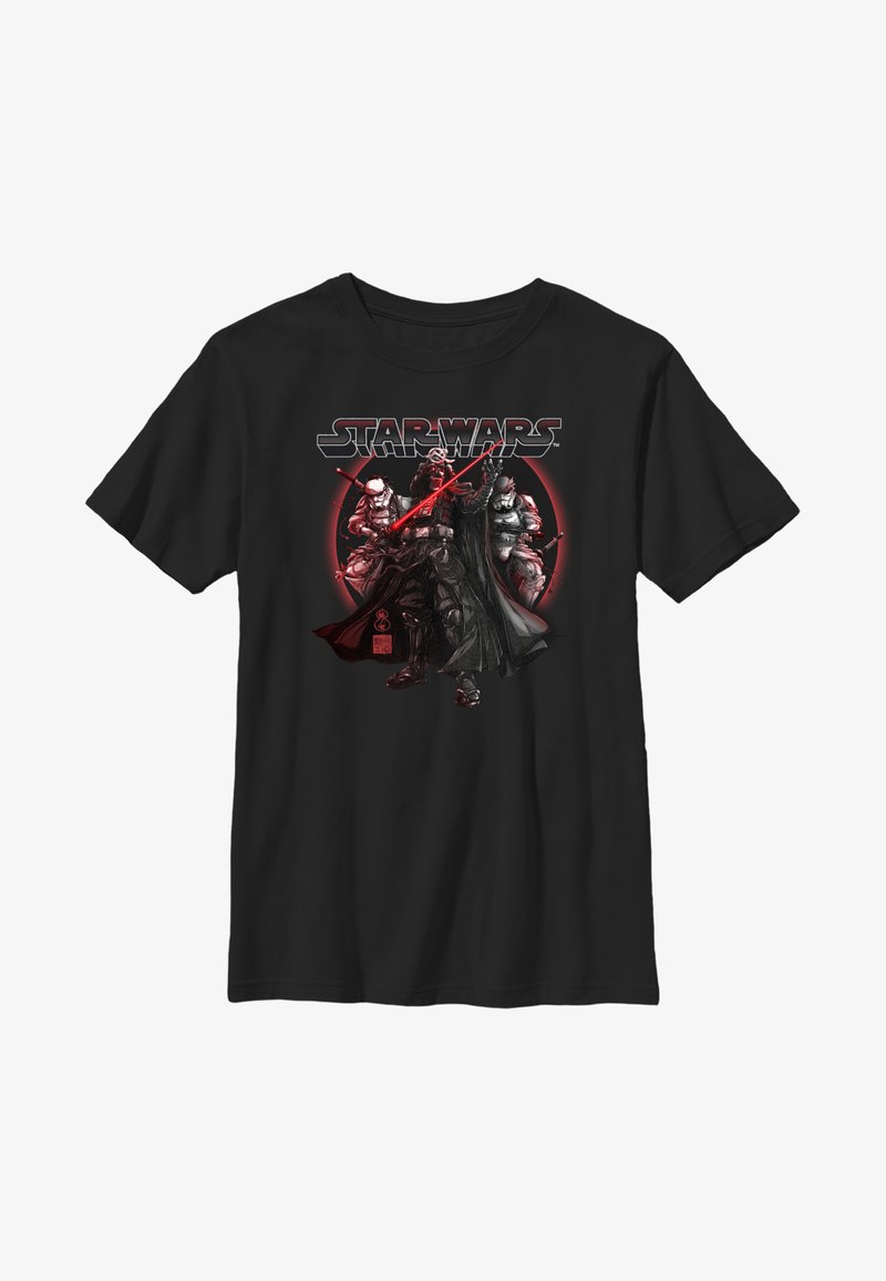 Camiseta negra con un gráfico de tres personajes de Star Wars. El diseño incluye sables de luz rojos y un fondo circular rojo.