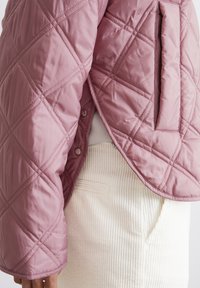 Marc O'Polo QUILTED CAPE JACKET WELT POCKETS SIDE SLITS - Übergangsjacke - dark mauve