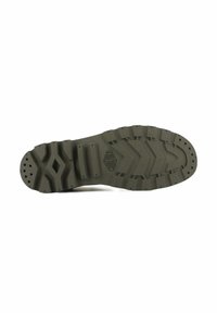 Semelle en caoutchouc vert olive avec surface texturée, présentant un motif de semelle en zigzag, des trous circulaires et un logo en relief pour une adhérence et une durabilité accrues.
