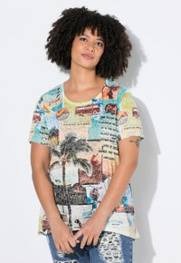 Grafisch T-shirt met een collage van strandthema-afbeeldingen in pastelkleuren, korte mouwen en een ronde halslijn, gemaakt van lichtgewicht stof.