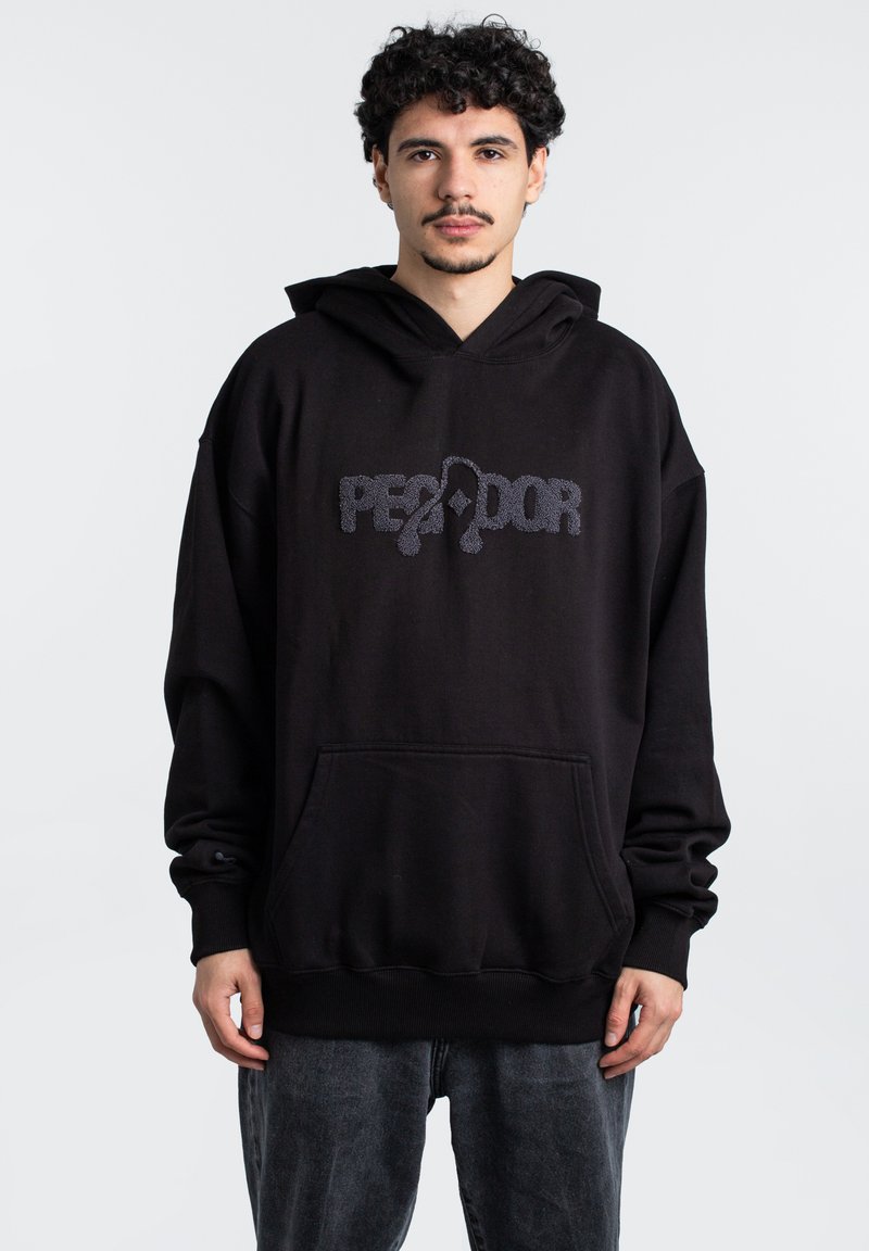 Felpa nera oversize in misto cotone, con tasca frontale e logo grafico testurizzato. Polsini e orlo a costine per una vestibilità strutturata.