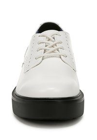Scarpa oxford in pelle bianca con una finitura liscia, caratterizzata da una punta arrotondata, suola nera piatta e un tradizionale design con lacci e cuciture decorative.