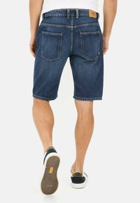 Denumshorts i mørkeblå, med en afslappet pasform, fem lommer og syede detaljer. Afsluttet med en lige kant for et afslappet look.