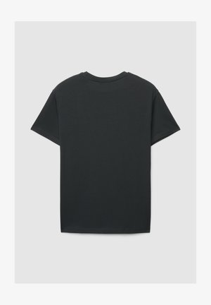 T-shirt nera a maniche corte in cotone. Presenta uno scollo rotondo, orlo dritto e nessun motivo o dettaglio aggiuntivo.