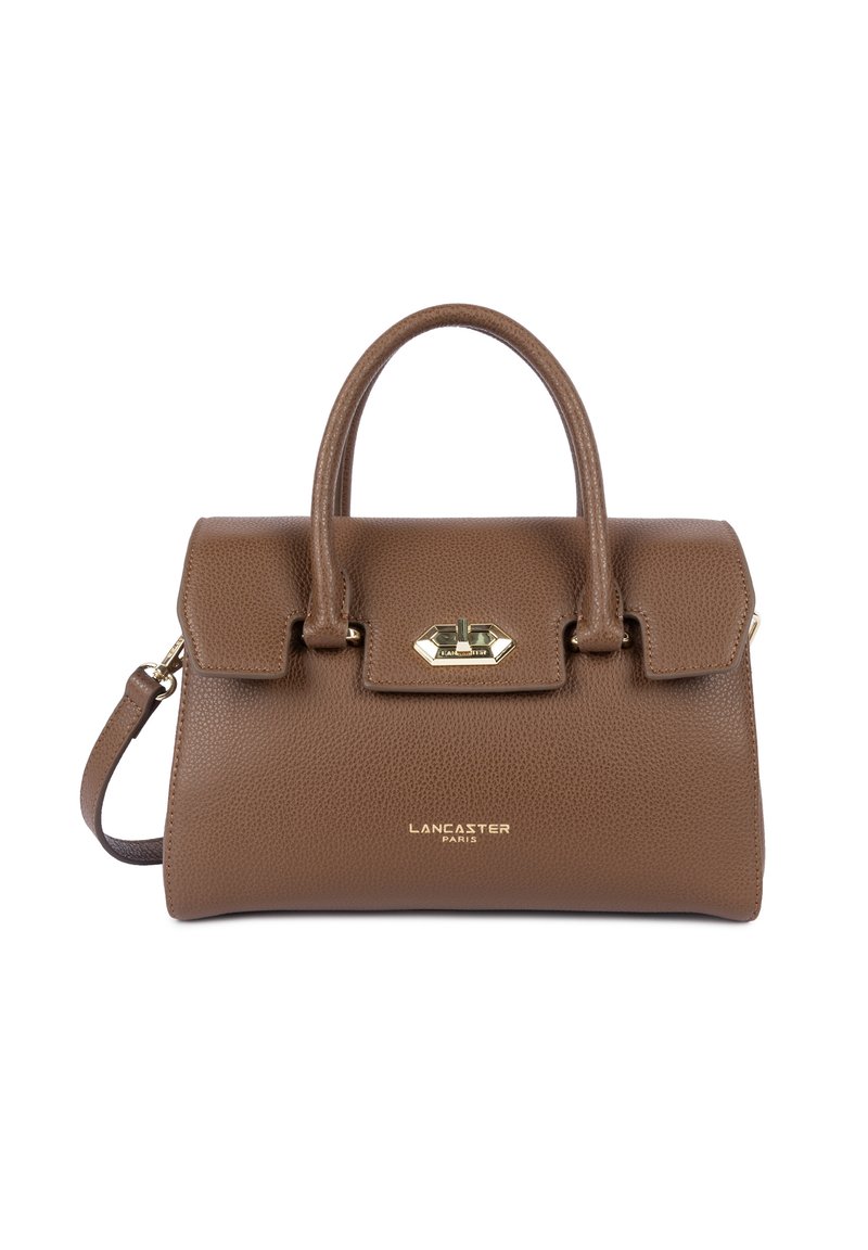 Borsa a mano in pelle marrone con texture, due manici, chiusura con clasp dorato, tracolla rimovibile e logo "Lancaster Paris" sul davanti.